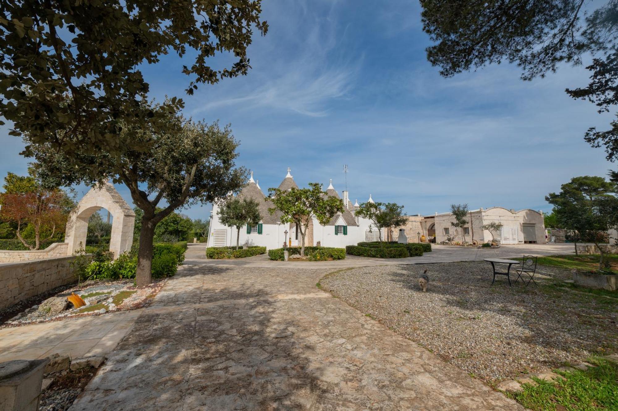 Trullo Degli Anelli In Masseria Cisternino Eksteriør billede