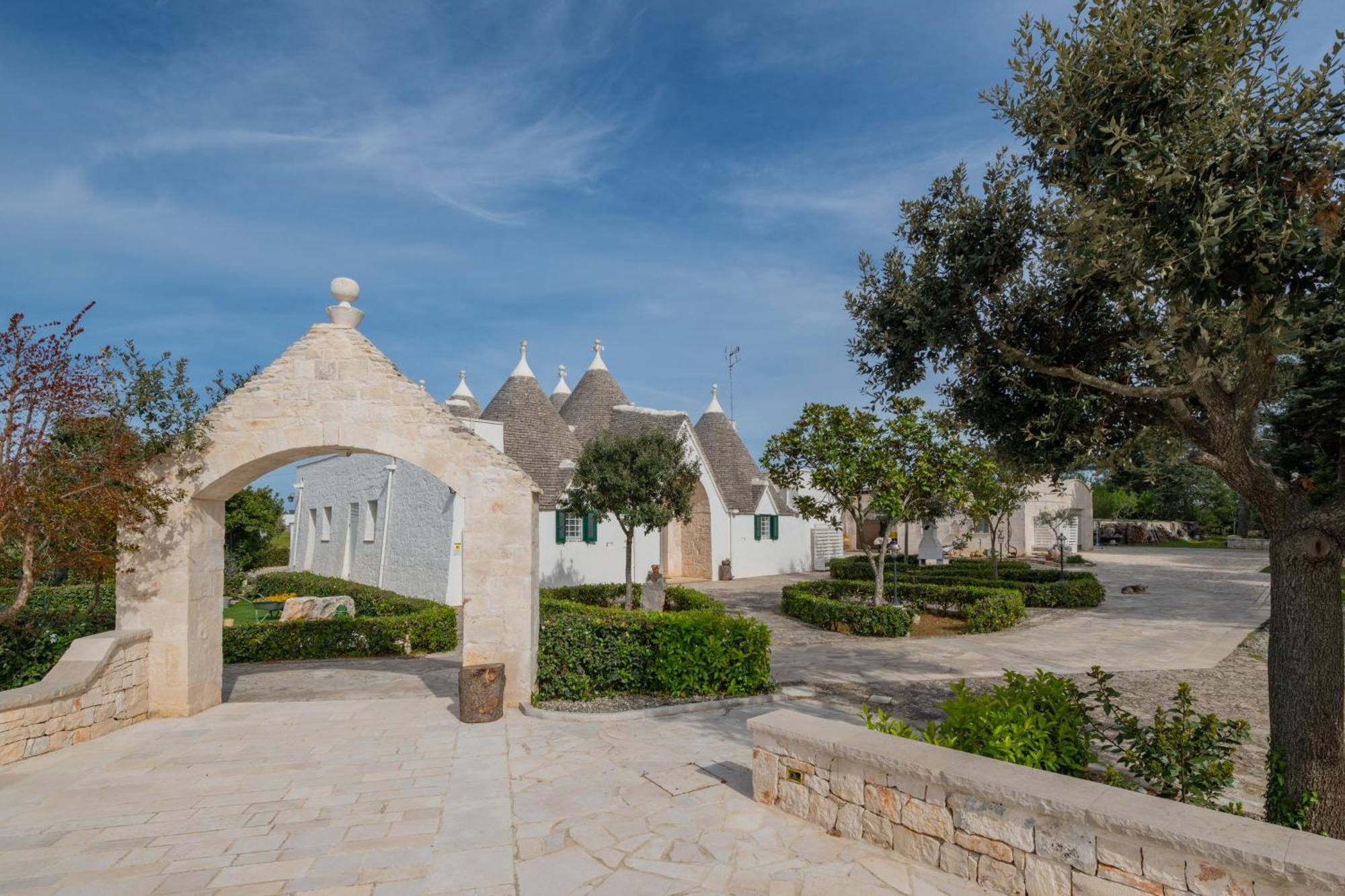 Trullo Degli Anelli In Masseria Cisternino Eksteriør billede